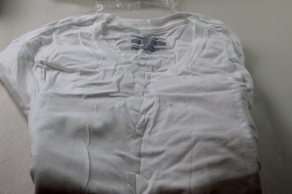 NA Amazon Essentials MENS Slim-fit V-neck T-shirt